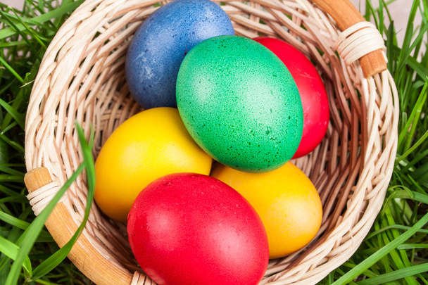 Renkli yumurtalarla dolu Paskalya sepeti - Fotoğraf, Görsel