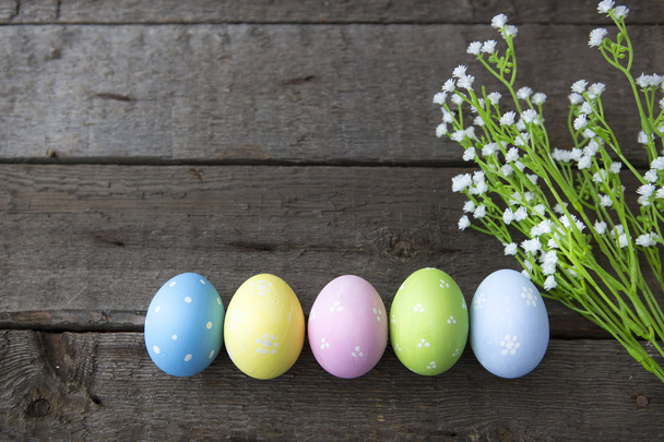 Velikonoční pozadí s barevnými vejci a květiny nad dřevo.  - Fotografie, Obrázek