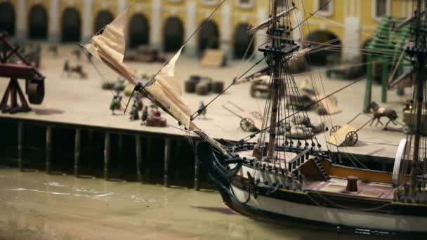 vitorlás hajó egy kikötő betöltése - Felvétel, videó