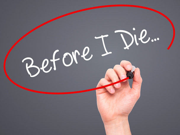 Человек, пишущий Before I Die... с черным маркером на визуальном скре
 - Фото, изображение