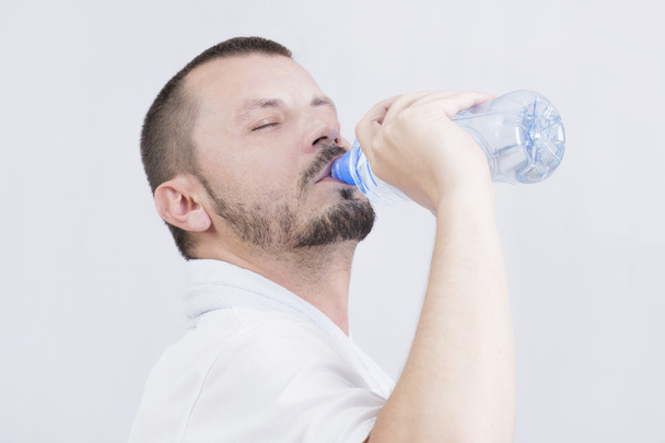 Man drinking water - Foto, afbeelding