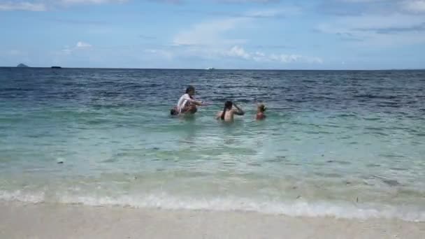 Счастливая семья играет в море
 - Кадры, видео
