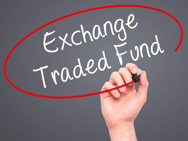 Man Hand пишет Exchange Traded Fund с черным маркером на Visua
 - Фото, изображение