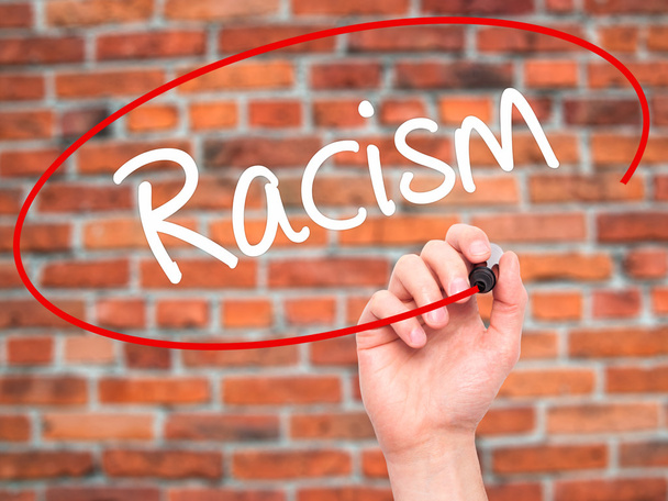 Man Hand writing Racismo com marcador preto na tela visual
. - Foto, Imagem