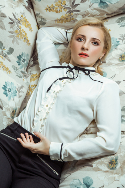 Beautiful young fashion caucasian blonde model posing on sofa. - Φωτογραφία, εικόνα