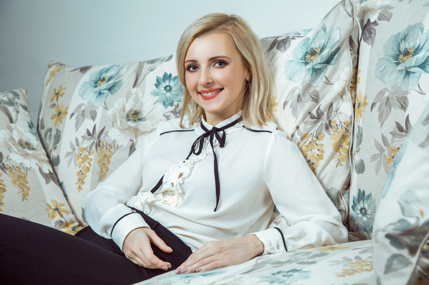 Beautiful young fashion caucasian blonde model posing on sofa. - Foto, Imagen