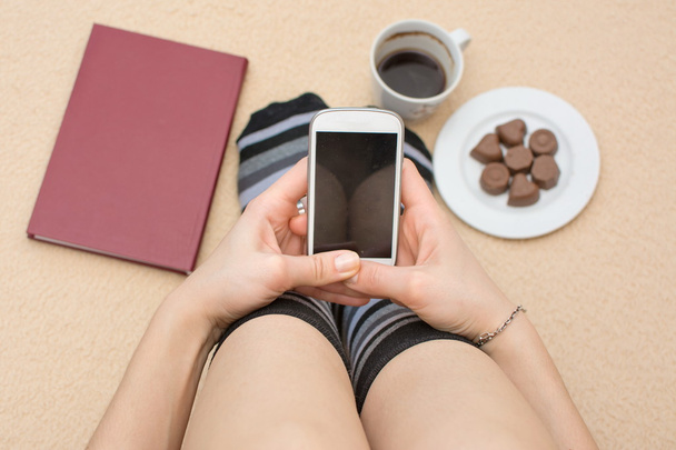 Mädchen benutzt ihr Handy im Bett - Foto, Bild