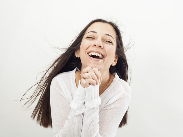 Portret van een gelukkige jonge vrouw - Foto, afbeelding