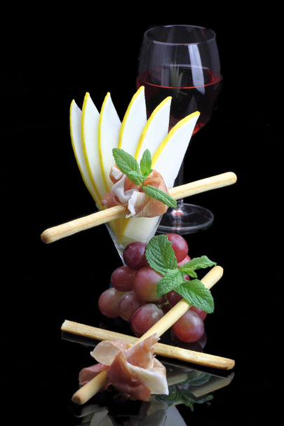 gastronomische schotel met prosciutto en grissini - Foto, afbeelding