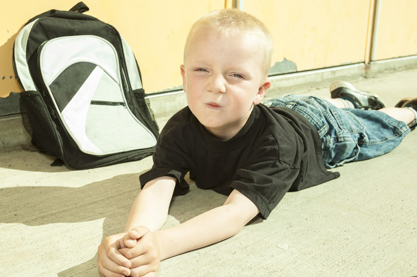 Un garçon très triste dans l'aire de jeux de l'école
 - Photo, image