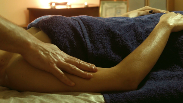 Mężczyzna robi masaż na ręce w salonie spa - Materiał filmowy, wideo