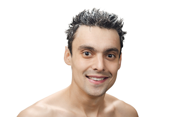 jeune homme avec un lavage ses cheveux
 - Photo, image