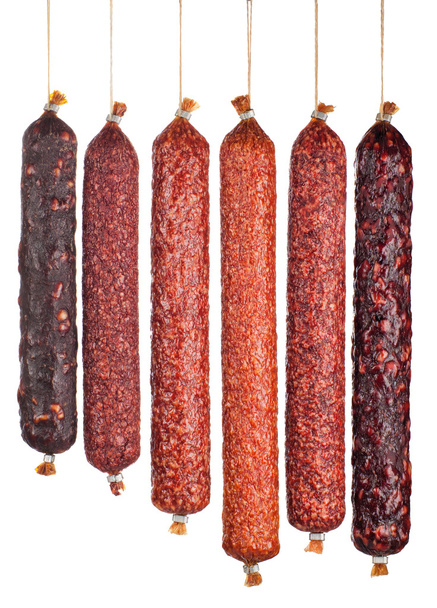 grote verscheidenheid salami worstjes geïsoleerd - Foto, afbeelding