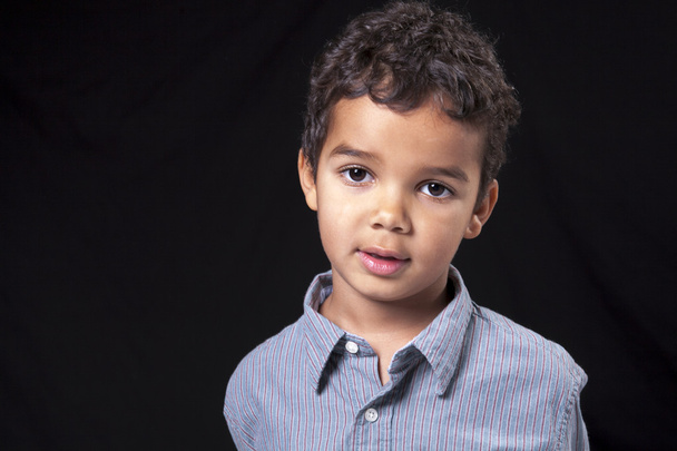 Portrait of a cute african american little boy, isolated on black - Foto, Imagen