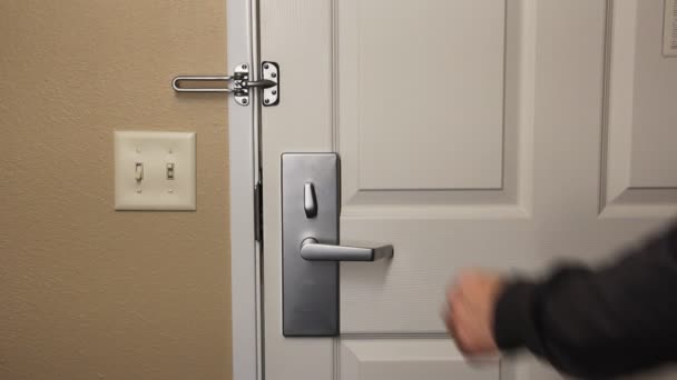 Blokowanie drzwi dla bezpieczeństwa - Materiał filmowy, wideo