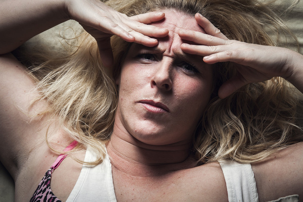 Una donna si sente male sdraiata sul letto
 - Foto, immagini