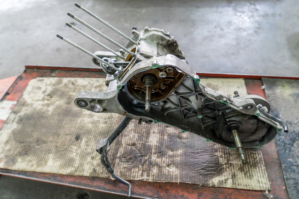 marco de una motocicleta en reparación de los daños, taller de garaje
 - Foto, Imagen