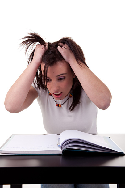 kobieta ma stres z powodu prac na jej biurku, krzyczy i wyciągając włosy - Zdjęcie, obraz