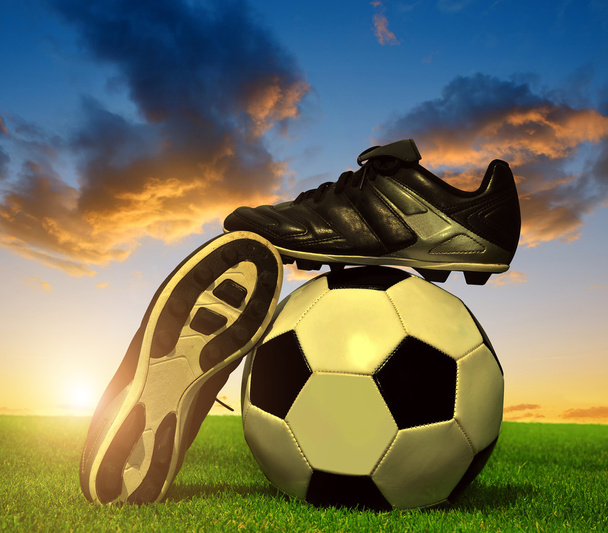 Jalkapallo ja kengät
 - Valokuva, kuva