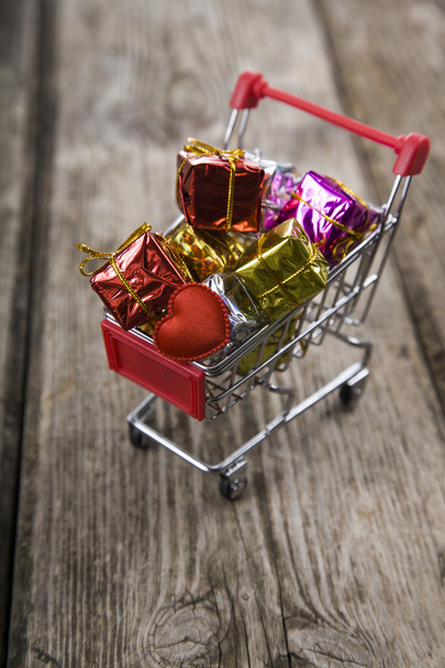 Shopping cart with gifts and heart - Foto, afbeelding