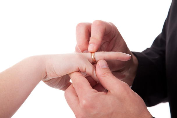 Hand eines Mannes, der einen Ring an die Hand einer Frau legt, isoliert auf weißem Hintergrund. Studioaufnahme - Foto, Bild
