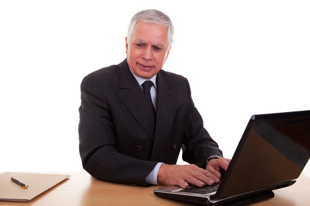 hombre de negocios maduro que trabaja en la computadora, aislado sobre fondo blanco. Captura de estudio
. - Foto, Imagen
