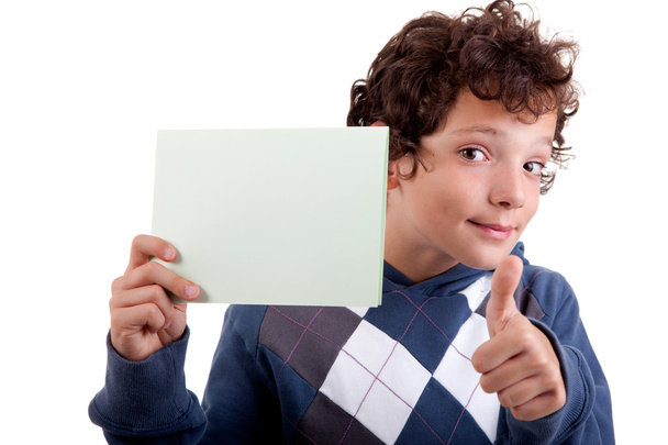 χαριτωμένο αγόρι με ένα χαρτόνι στο χέρι, που απομονώνονται σε λευκό φόντο. Studio που γυρίστηκε. - Φωτογραφία, εικόνα