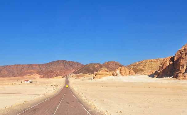 Camino interminable del desierto
 - Foto, imagen