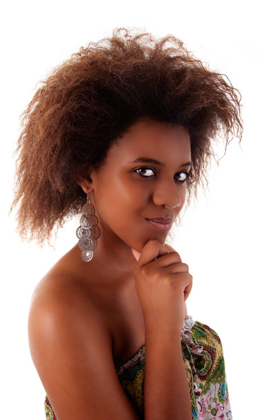 όμορφη μαύρη γυναίκα, με μια περίεργη ματιά, που απομονώνονται σε λευκό φόντο - Φωτογραφία, εικόνα