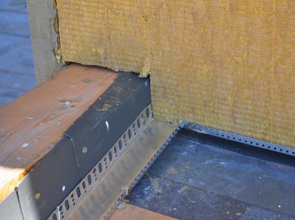 Closeup em isolamento de canto do telhado e impermeabilização. Isolando entre e sob vigas de telhado. Pontes térmicas Isolamento
 - Foto, Imagem