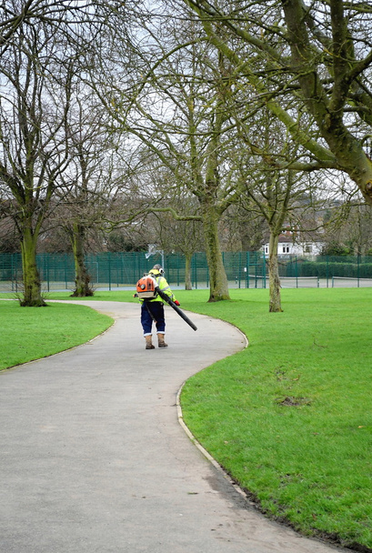 Pracownik sprzątanie parku - Zdjęcie, obraz