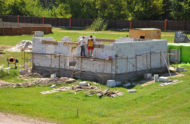 Casa de construção a partir de blocos de construção de concreto arejado. Construtores que colocam blocos
. - Foto, Imagem