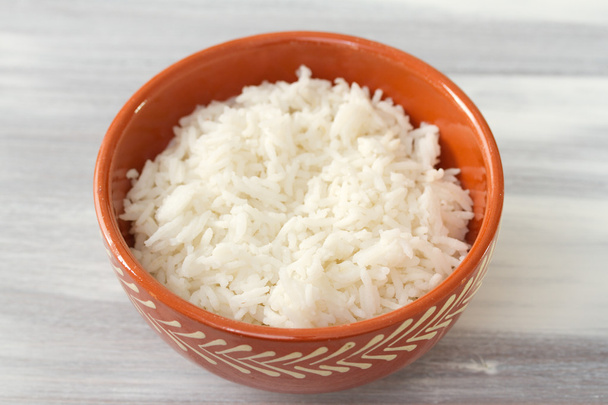 boiled rice on brown ceramic dish on white wooden background - Fotografie, Obrázek