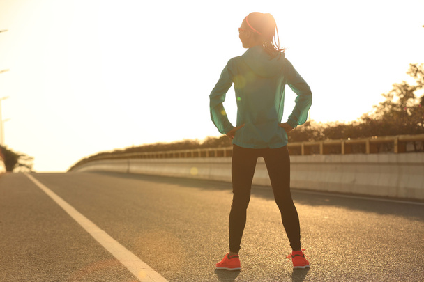 mujer de fitness corredor en la carretera
 - Foto, Imagen