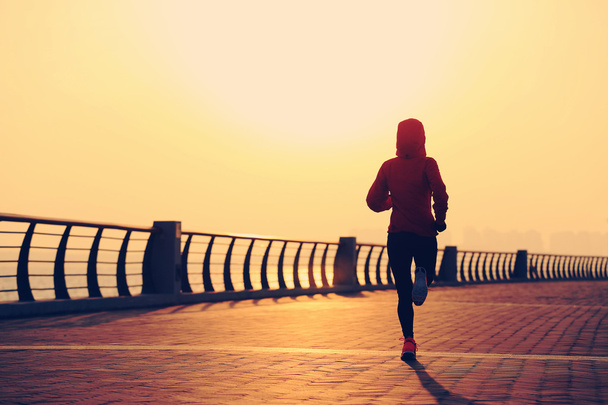 Nainen juoksija meren rannalla
 - Valokuva, kuva