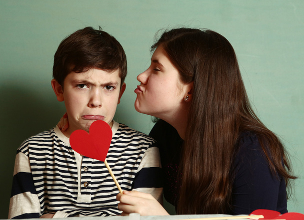αγόρι και κορίτσι κρατήστε δύο κόκκινη καρδιά από χαρτόνι - Φωτογραφία, εικόνα