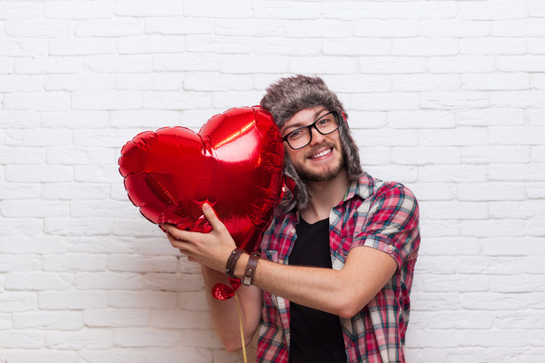 Man Hug Red Heart Shape Baloon Hipster Fashion Style Wearing Hat Glasses - Foto, Bild