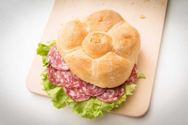 sandwich met salami en sla - Foto, afbeelding