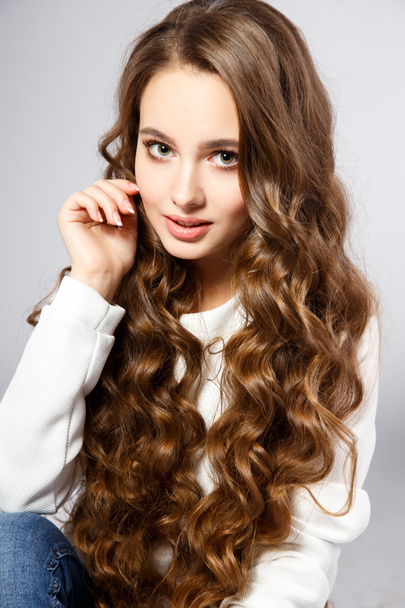 Close-up portrait of beautiful young woman with gorgeous hair and natural makeup. Fashion beauty photo - Zdjęcie, obraz