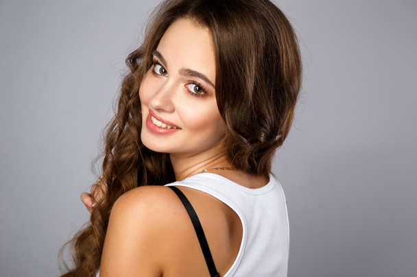 Close-up portrait of beautiful young woman with gorgeous hair and natural makeup. Fashion beauty photo - Valokuva, kuva