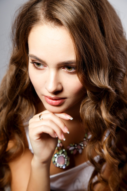 Close-up portrait of beautiful young woman with gorgeous hair and natural makeup. Fashion beauty photo - Foto, Imagem