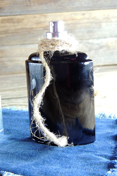 különböző parfümös palackok a fa háttér - Fotó, kép