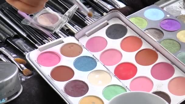 young girl ready to do makeup bride dipping the brush in different shades - Metraje, vídeo