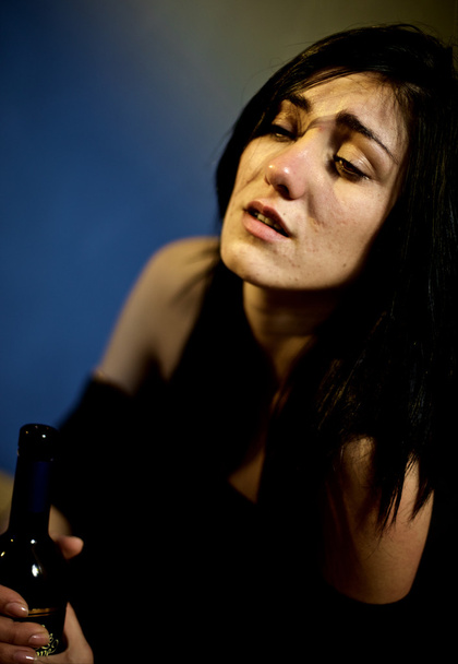Молодая женщина напивается после разрыва с парнем
 - Фото, изображение