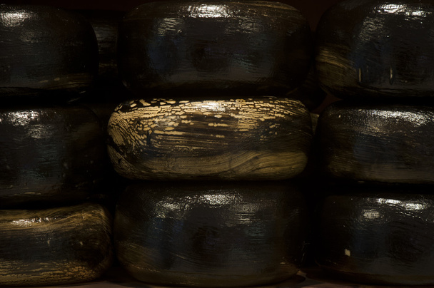 Nueve grandes quesos Gouda negros
 - Foto, Imagen