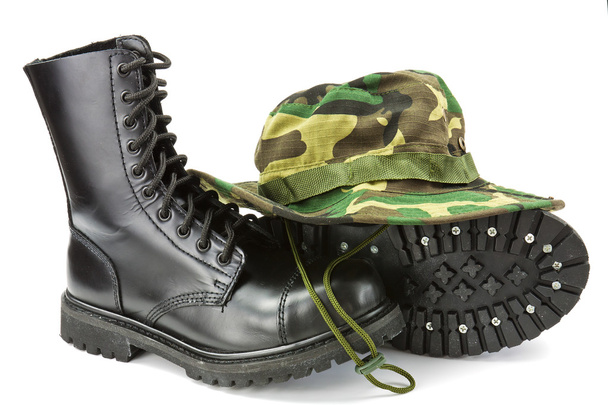 Kamuflaj şapkası ve askeri bot - Fotoğraf, Görsel