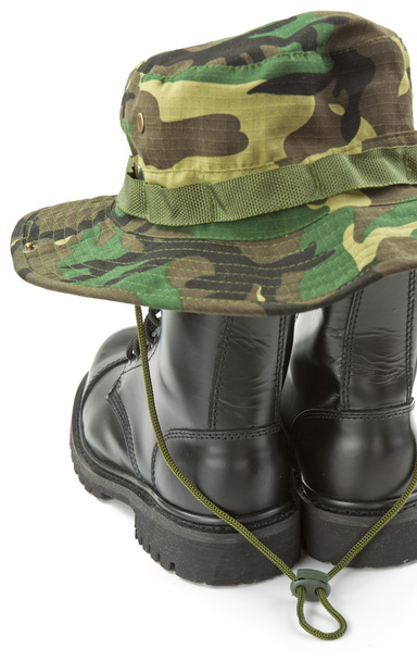 Камуфляжная шляпа и военные сапоги
 - Фото, изображение