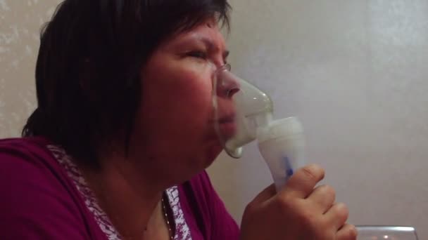 femme faisant inhalation
 - Séquence, vidéo