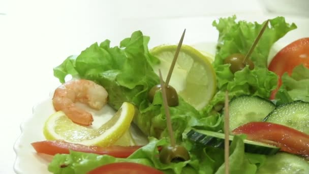 Salad with leaves and shrimps - Footage, Video