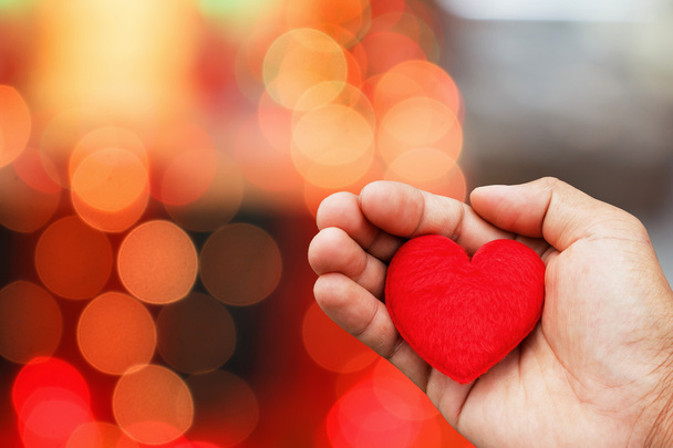 Fondo del día de San Valentín con el corazón de la mano
 - Foto, imagen
